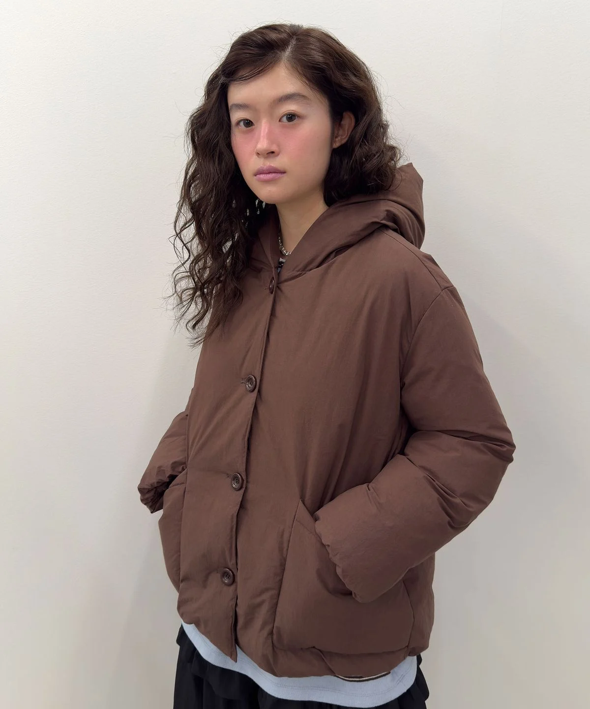 패딩의 볼륨감을 보여주기 위해 옆모습을 찍은 사진으로 빵빵한 충전재가 돋보이는 장면