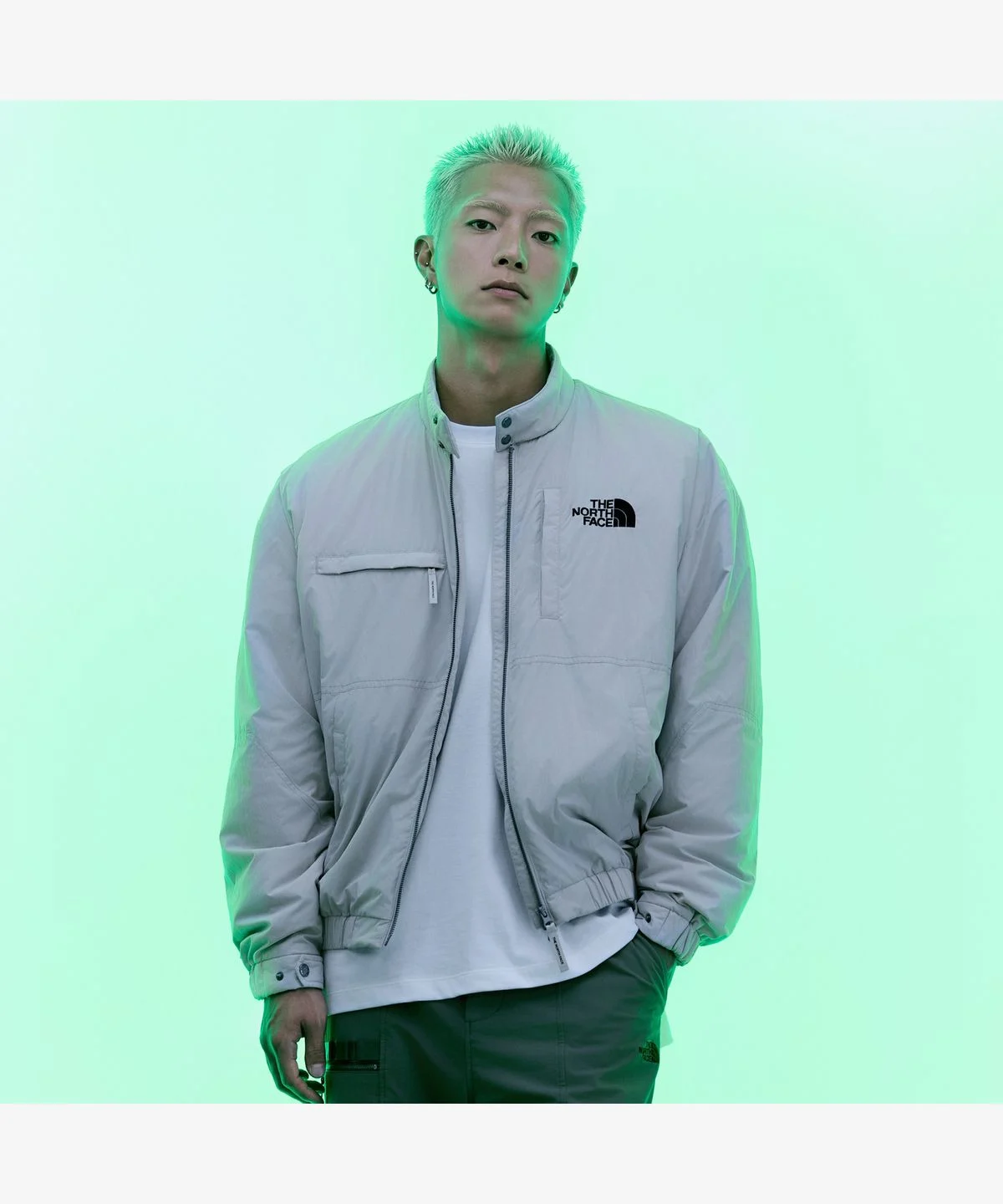 분무기로 자켓 겉면에 물을 뿌렸을 때 물방울이 스며들지 않고 맺혀 있는 발수 테스트 상세 컷
