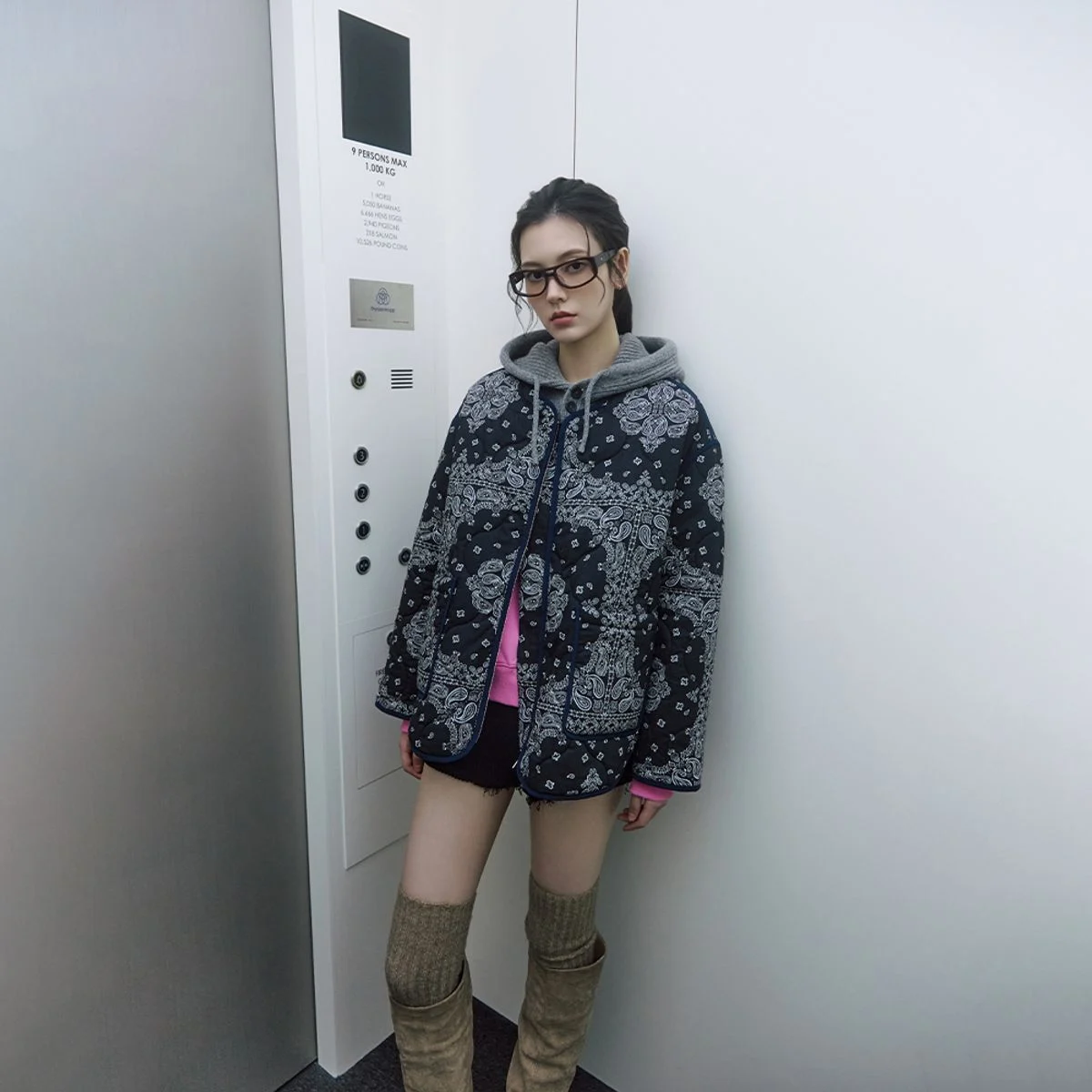 카페 의자에 패딩을 가볍게 걸쳐둔 모습과 옆에 놓인 가을 음료가 어우러진 감성적인 분위기의 사진
