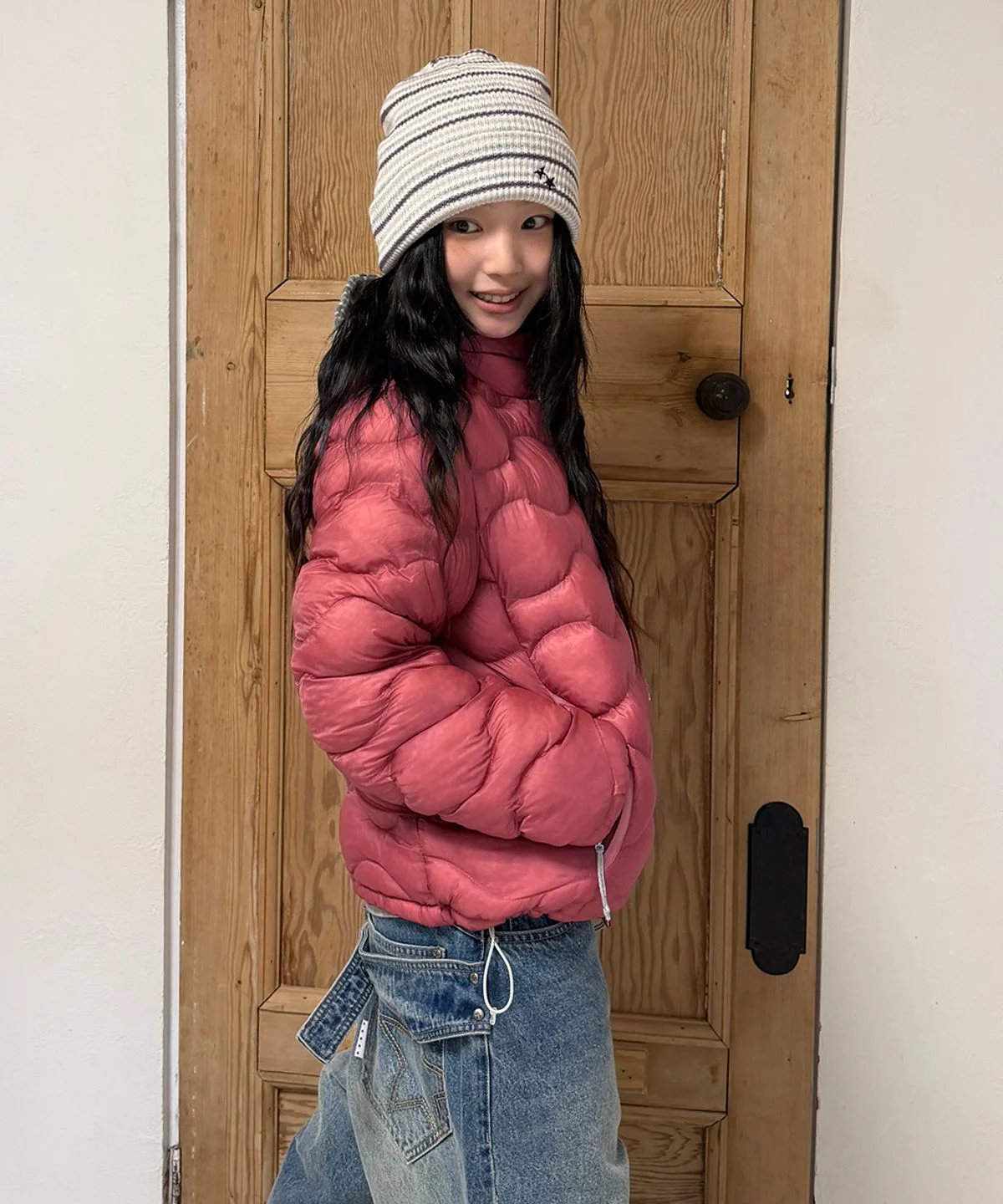 패딩의 하이넥 부분 지퍼를 끝까지 올린 모습과 목 안쪽 마감 디테일을 보여주는 컷