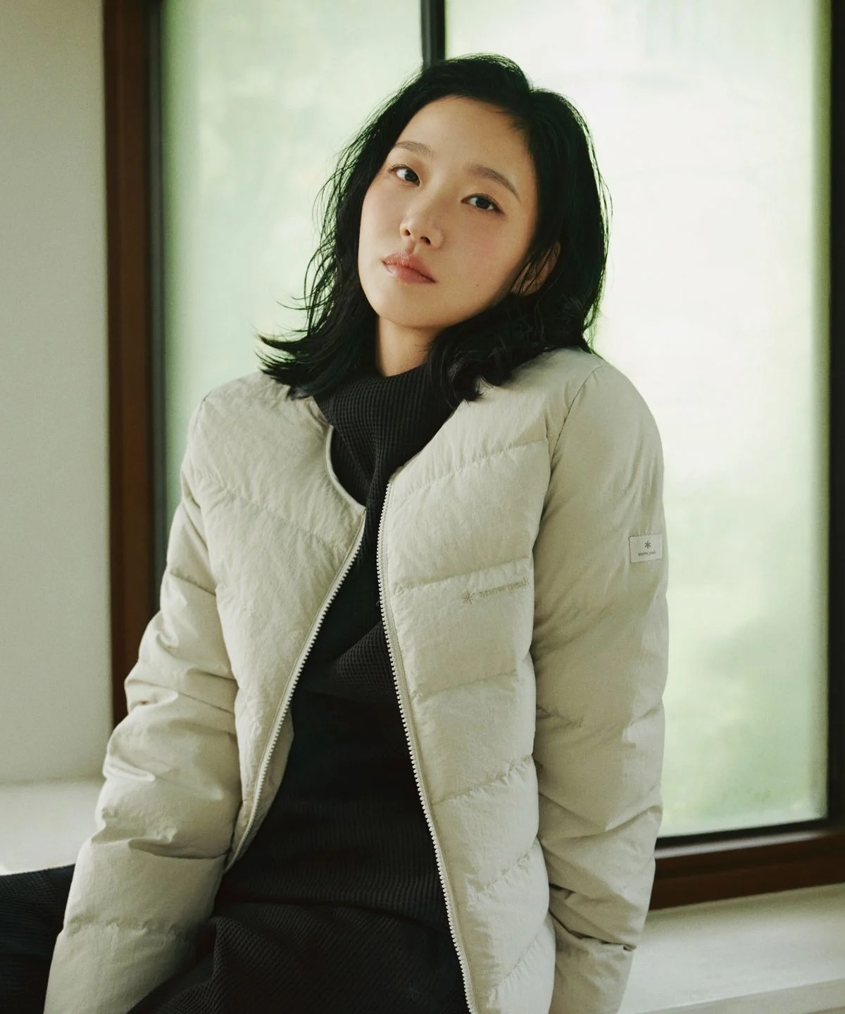 패딩을 작게 접어서 가방 옆 주머니에 휴대하고 있는 디테일 컷