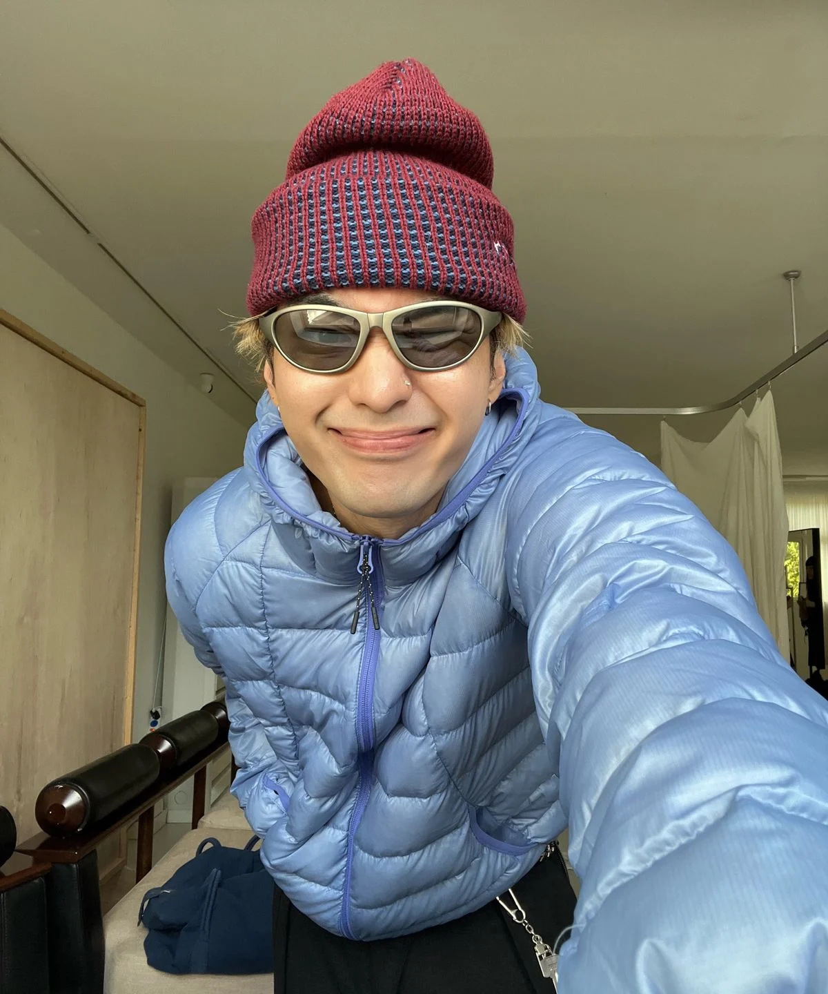 자켓을 펼쳐놓고 노티카 특유의 세일링 로고와 전체적인 디자인 실루엣을 디테일하게 찍은 모습