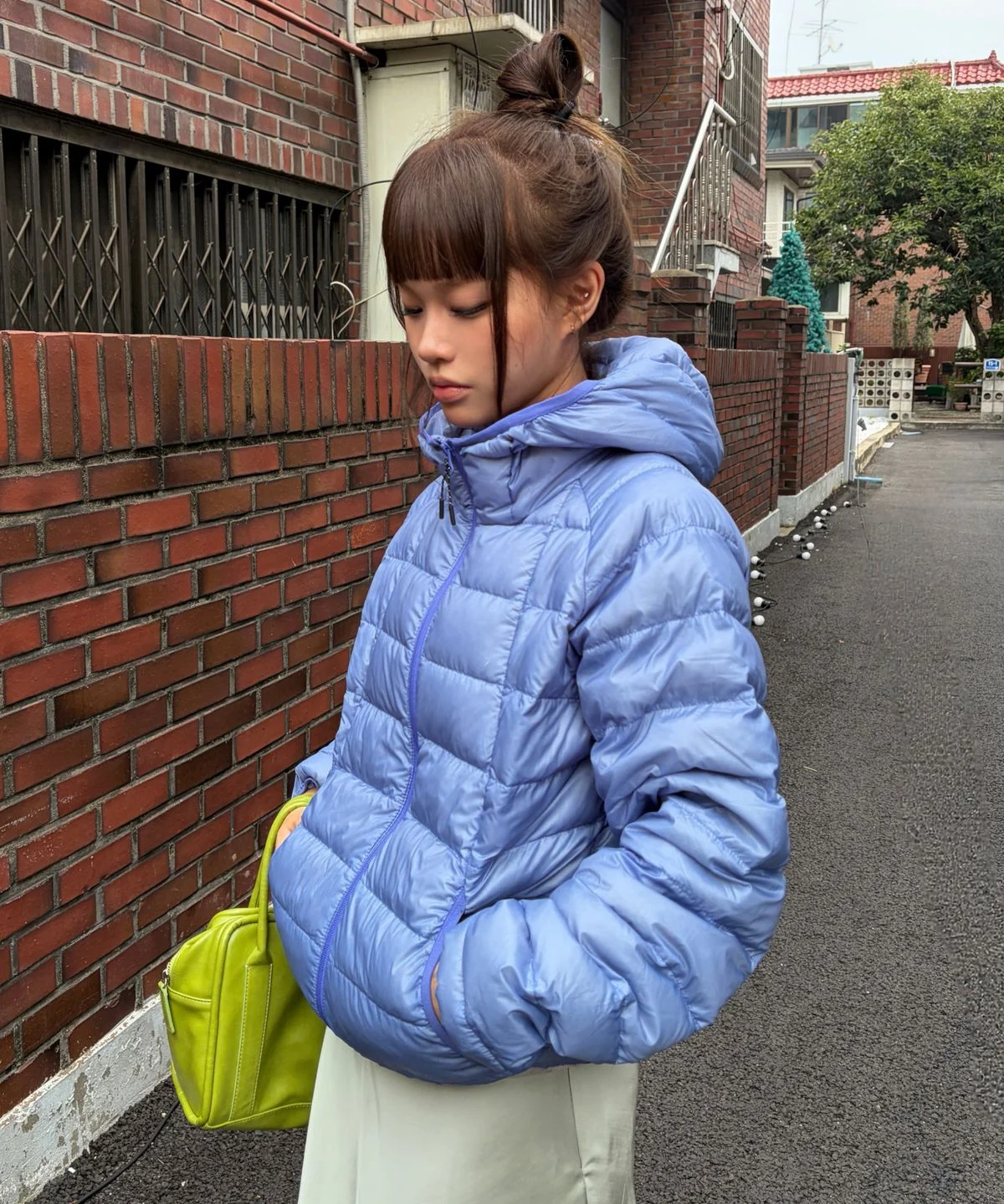 172cm 화자가 자켓을 착용하고 거울 앞에서 전체적인 핏과 기장감을 보여주는 착용 샷