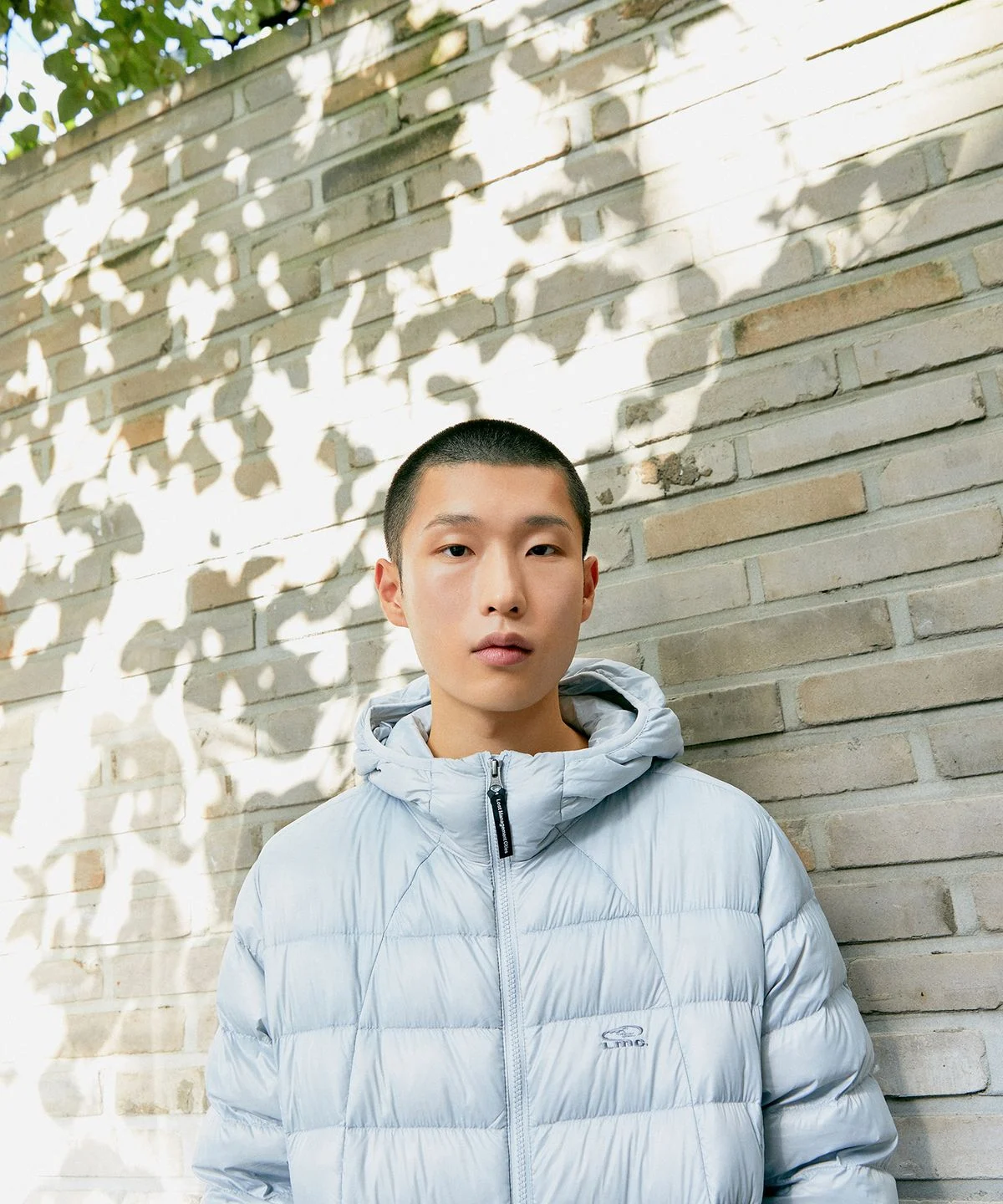 패딩 안감의 빵빵한 충전재와 꼼꼼한 마감을 보여주는 확대 사진