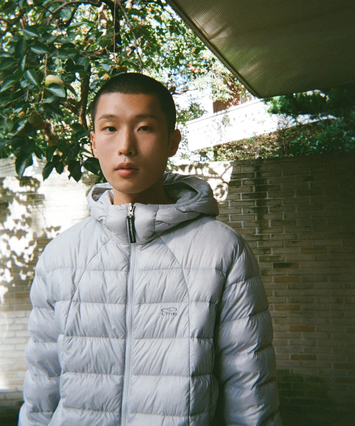 OVAL GLOBE LIGHT WEIGHT HOODED DOWN JACKET light gray 엘엠씨 오발 글로브 후드 패딩 0LM45FDJ502LGY 한 달 내내 입어보니 가벼움에 반했어요