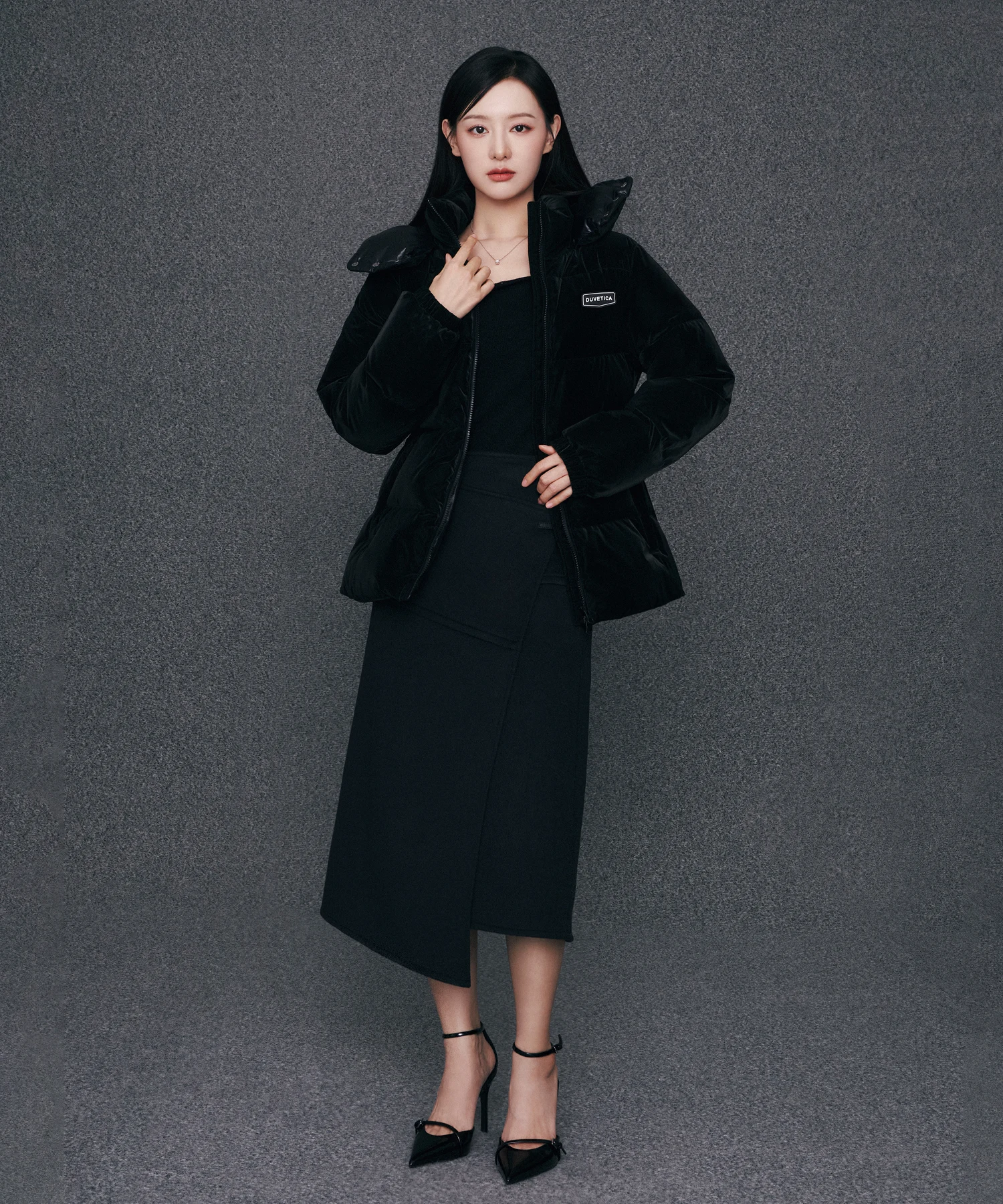 165cm 동생이 벨트를 조여 허리 라인을 강조하고 후드를 뗀 채 시크하게 서 있는 모습
