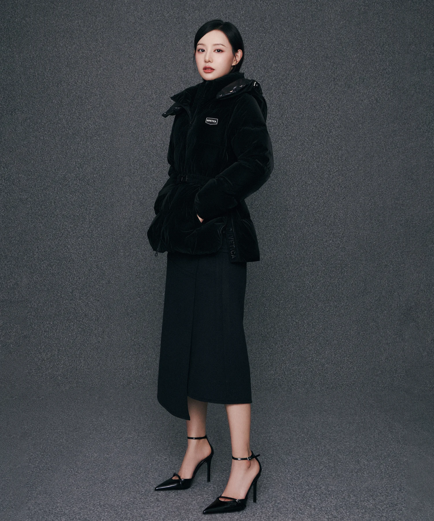 차가운 가을 바람 부는 야외 벤치에서 점퍼를 입고 따뜻한 커피를 마시는 일상적인 장면