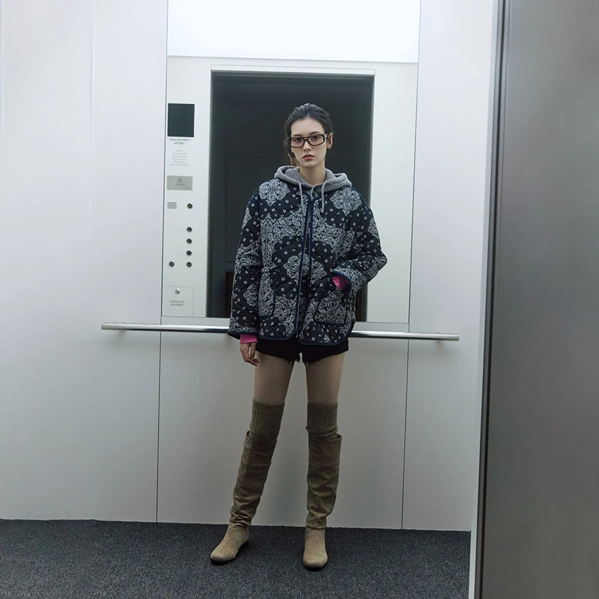 밋밋한 아우터만 입다가 랩 페이즐리 경량패딩 AR4PDA62로 코디 고민 끝냈어요 · 상품 이미지 2