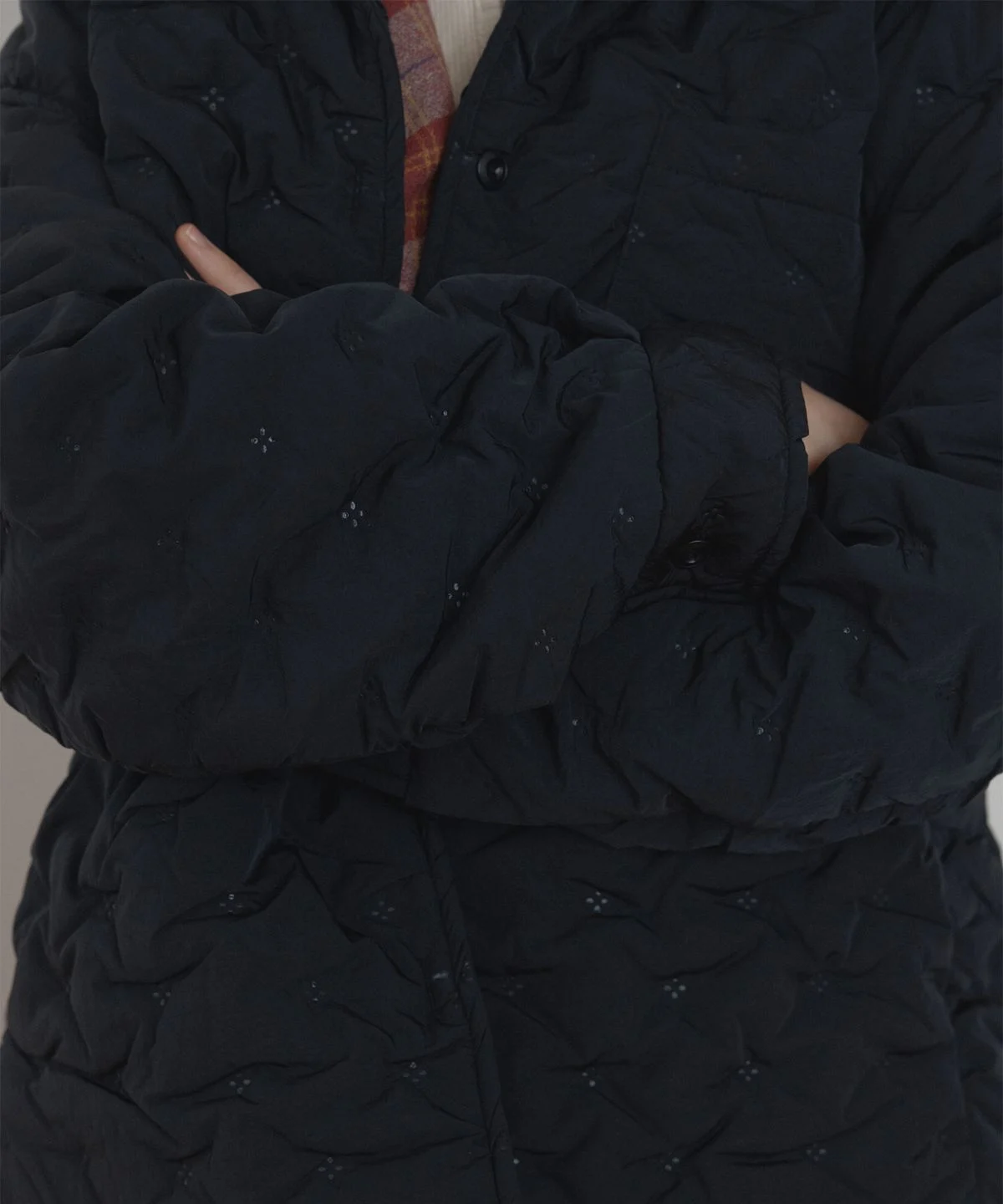 키 163cm 화자가 size1을 착용하고 거울 앞에서 전체적인 실루엣을 보여주는 모습