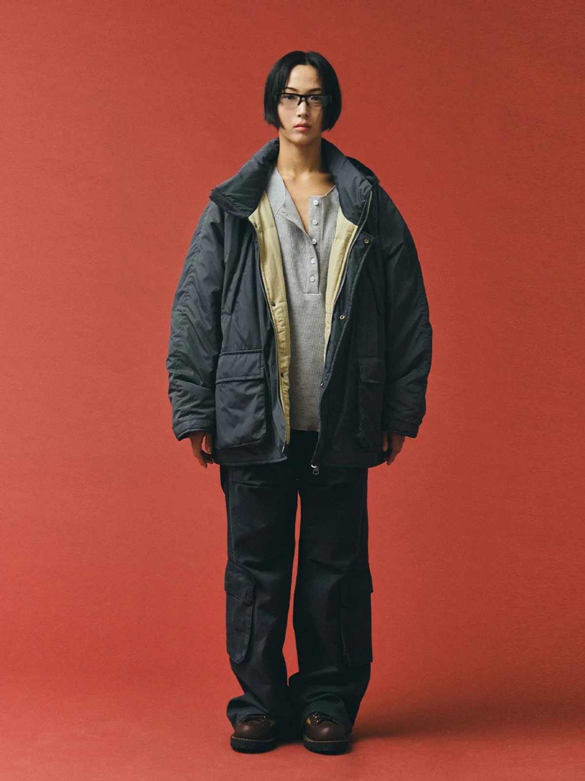 POCKET FIELD PARKA, DARK GRAY 3주 내내 이것만 입고 나갔던 플리즈프로젝트 다크 그레이 포켓 필드 파카의 리얼한 핏과 보온성 · 상품 이미지 2