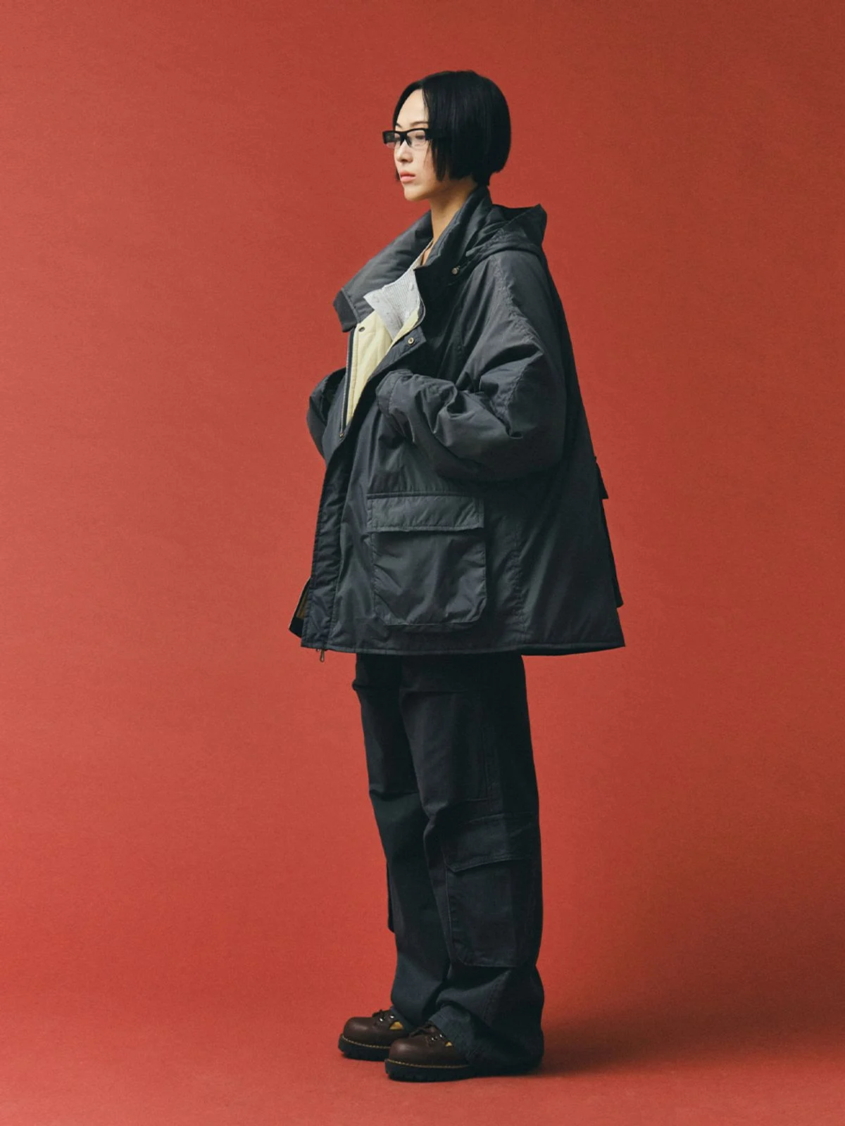 POCKET FIELD PARKA, DARK GRAY 3주 내내 이것만 입고 나갔던 플리즈프로젝트 다크 그레이 포켓 필드 파카의 리얼한 핏과 보온성 · 상품 이미지 4