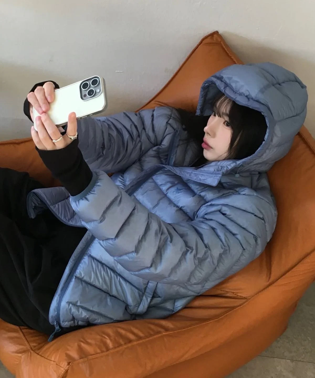 YKK 2WAY 지퍼를 위아래로 살짝 열어 레이어드 스타일을 연출한 클로즈업 샷