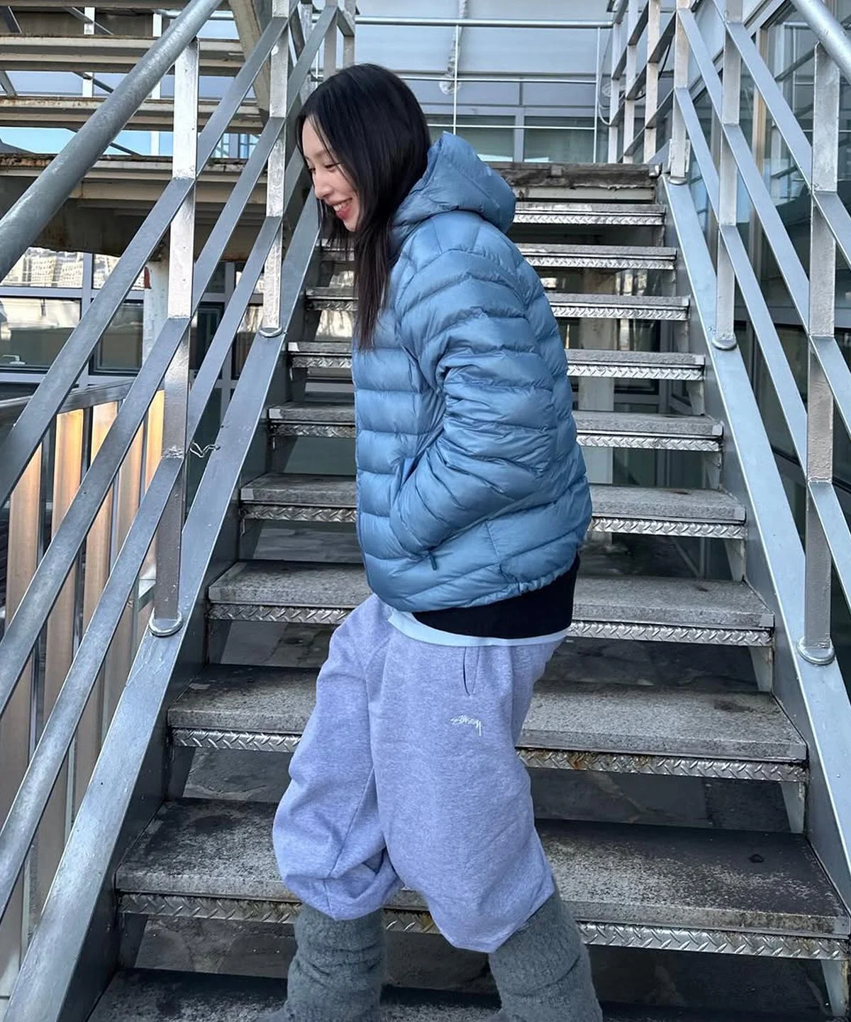 로우그 심볼 라이트 다운 재킷 블루 시스루 무드에 750 필파워 보온성까지 챙긴 찐만족 템