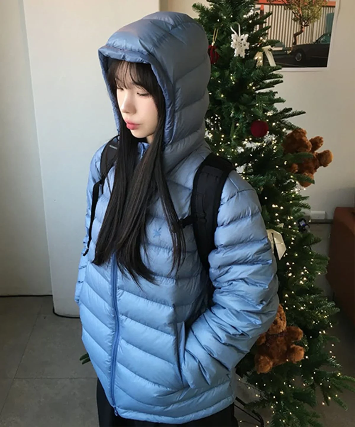 164cm 화자가 루즈핏으로 착용한 옆모습과 밑단 스트링을 조절해 실루엣을 만든 장면