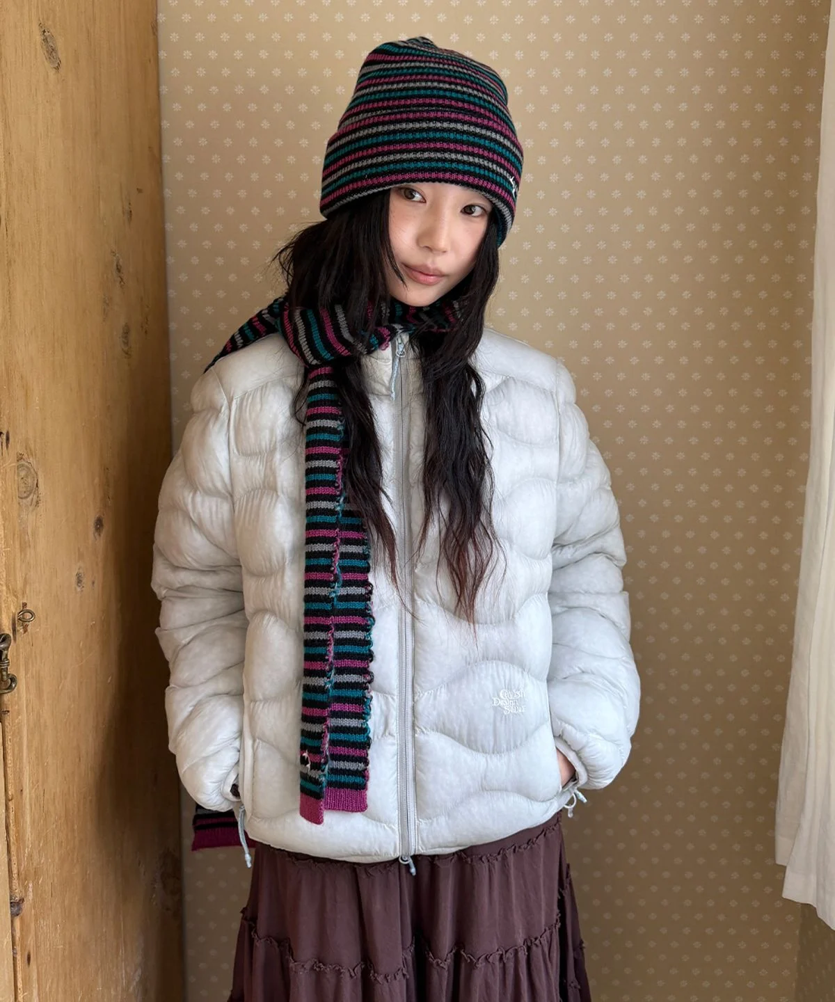 하이넥 지퍼를 끝까지 올렸을 때 목을 감싸는 디테일과 부드러운 겉감 재질 확대샷