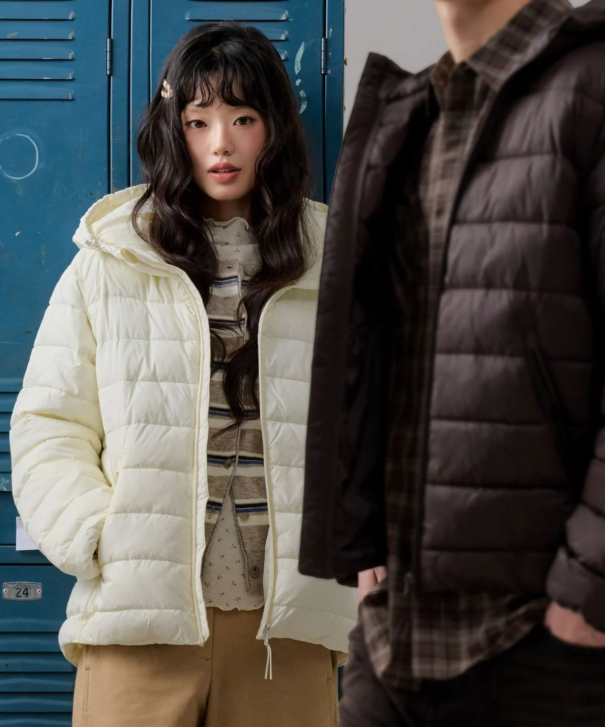 점퍼의 겉감 소재를 가까이서 촬영해 은은한 광택과 퀼팅 라인, 꼼꼼한 지퍼 마감을 보여주는 디테일 컷