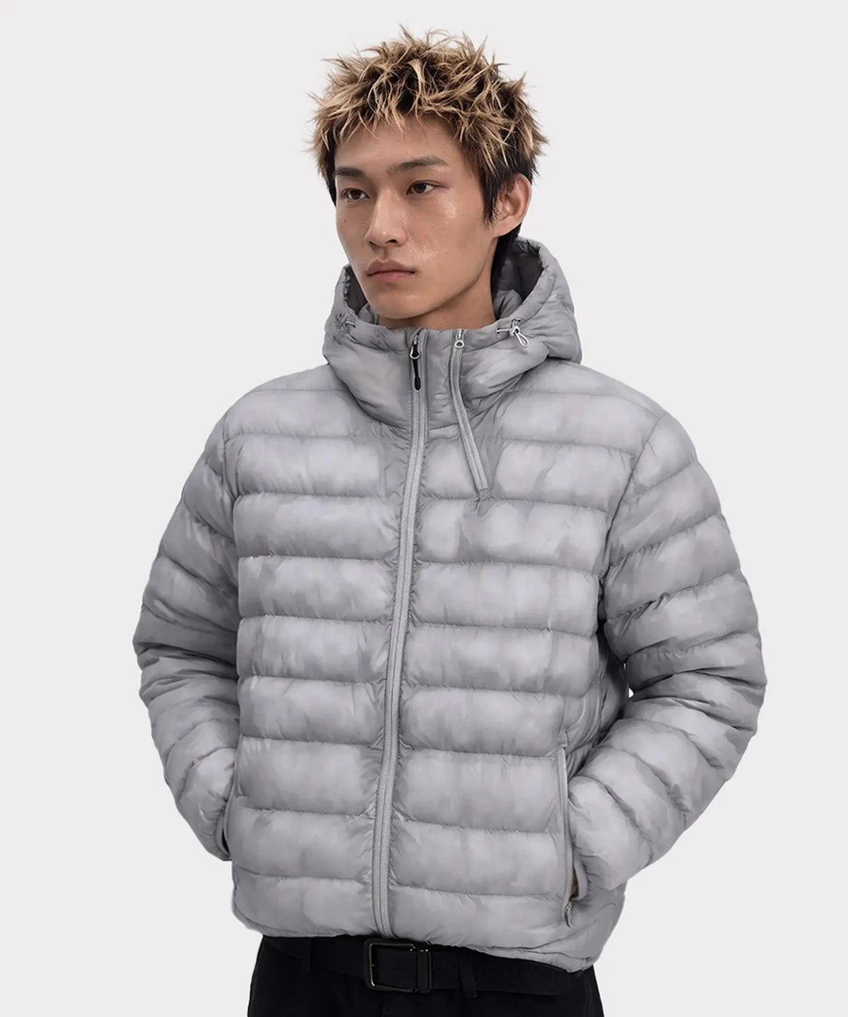 자켓의 지퍼를 끝까지 올리고 활동성을 테스트하기 위해 팔을 크게 움직이는 클로즈업 샷